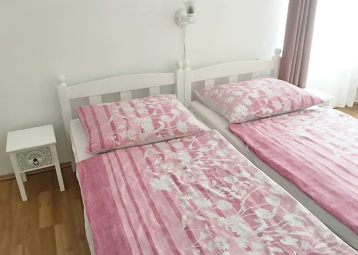 - Munkacsy U. 6. * Balatonfenyves